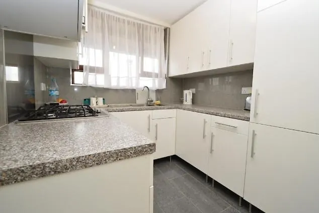 Large Private Room With Balcony 런던 0*,