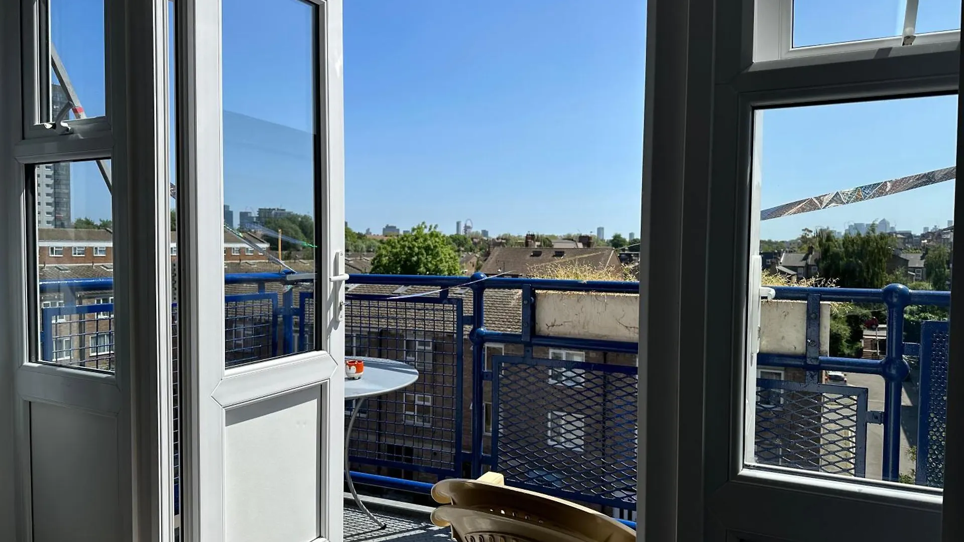 Large Private Room With Balcony 런던 홈스테이