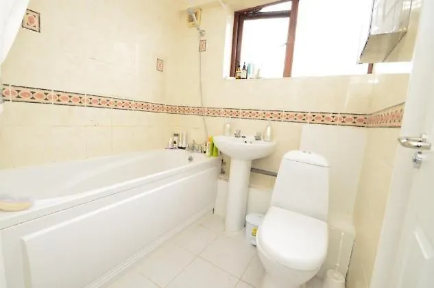Large Private Room With Balcony London Homestay